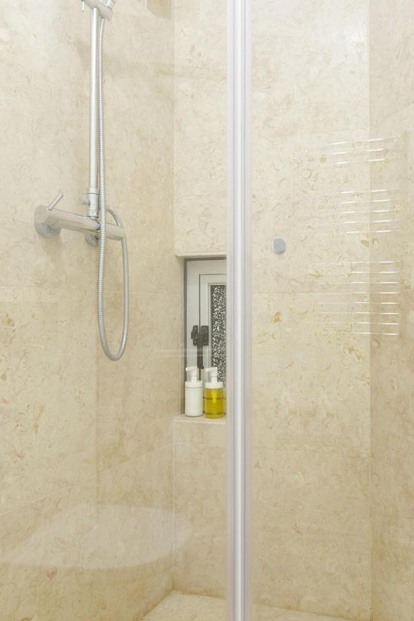 Update Urban Chic Flat In 19Th Century Building 2 Bedrooms & 2 Bathrooms & Ac Central Alfama District Lisboa Kültér fotó